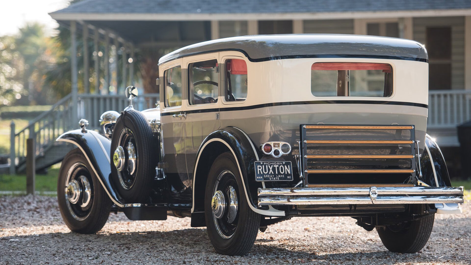 当绿茵场铁闸冲进F1围场,揭幕战之夜,巴斯托尼如何抢走维斯塔潘的头条?