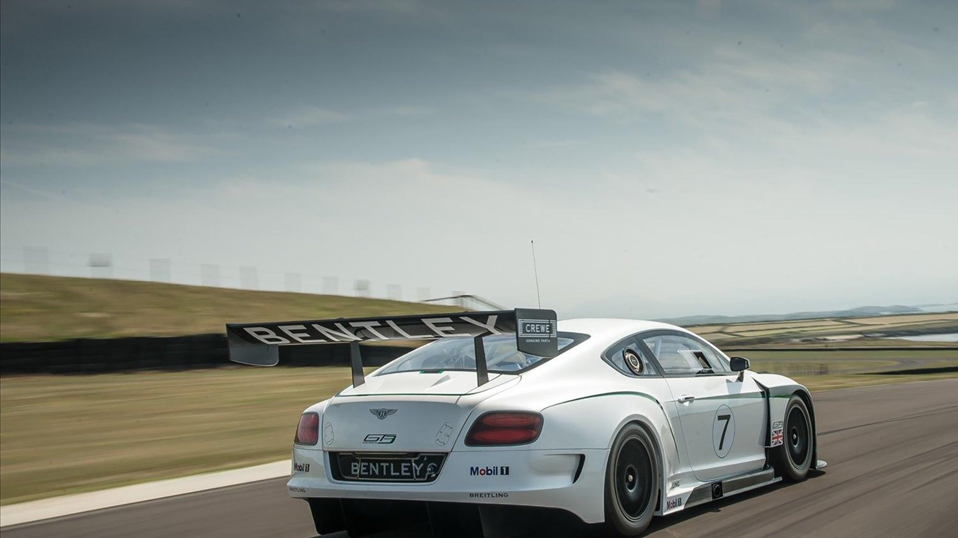 开云体育app-白色车手，当富安健洋在F1街道赛之夜统治寂静